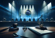 Sala de justiça com documentos legais e martelo do juiz, simbolizando decisão de bloqueio de conta em plataforma de apostas