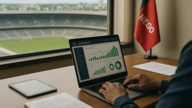 regulacao, loterias, paraiba — Escritório regulatório na Paraíba com mesa, notebook e vista para estádio de futebol ao fundo