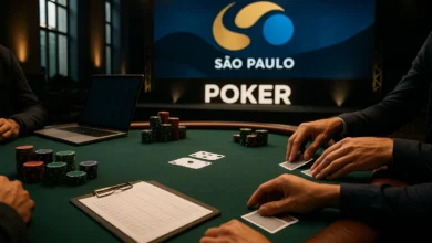 H2bet, BSOP, patrocinador — Mãos sobre mesa de poker com chips, cenário de patrocínio de torneio no Complexo WTC, sem rostos